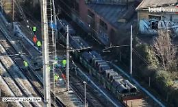 Treno merci deraglia dopo avere sfondato la barriera di fine corsa