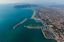Nyt, a Marina di Carrara lo yacht del mistero da 700 mln di dollari: è di Putin?