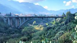 Tenta il suicidio, salvato da catena umana