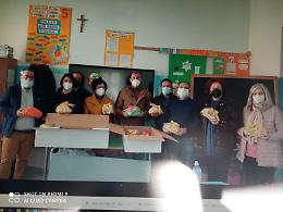 Il sindaco regala una colomba pasquale agli studenti locali