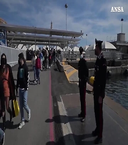 Pasquetta affollata a Napoli, turista intona "Ciao, ciao Covid"