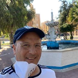 Nuova protesta di Peppe Di Rosa: incatenato davanti al Comune