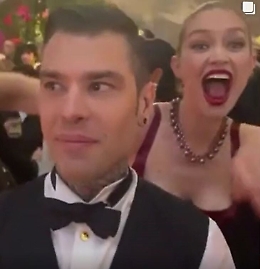 Chiara Ferragni balla con Musk, Gigi Hadid abbraccia Fedez