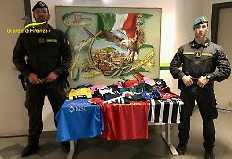 Magliette di calcio contraffatte vendute in bancarella a Palermo