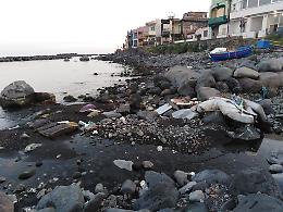 La spiaggia di Torre Archirafi è diventata una discarica