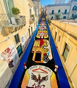 Infiorata di Noto: un'esplosione di colori e di pubblico nella città del Barocco