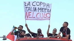Scudetto Milan, polemica per uno striscione esposto dai giocatori rossoneri