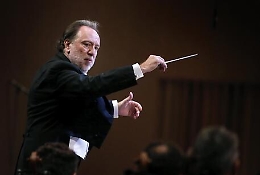 «Risponda pure, noi riprendiamo dopo», il direttore Chailly gela il disturbato col cellulare