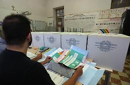 Caos seggi Palermo, scrutatori in rivolta: «Turni di lavoro di 21 ore. Un massacro»