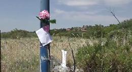 Fiori, palloncini e disegni davanti casa della piccola Elena e nel luogo del rinvenimento del cadavere