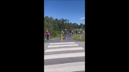 Biden cade in bici ma si rialza subito: «Sto bene»