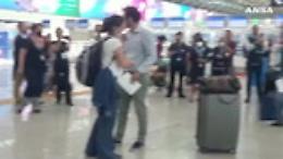 Accoglie la fidanzata all'aeroporto con la banda: «Mi vuoi sposare?»