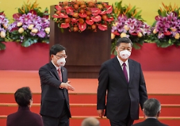 Hong Kong: deputato positivo al Covid dopo foto fatte con Xi
