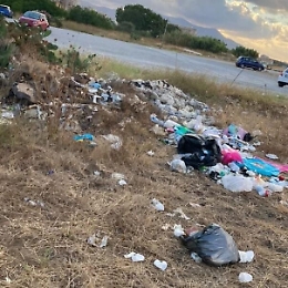 L'immane incivilt&agrave; di chi va a festeggiare la sera in spiaggia