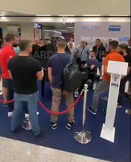 Aereo in ritardo per sciopero, coro sardo intona canti tradizionali a Fiumicino