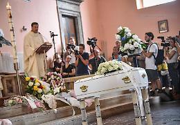 L'ultimo saluto alla piccola Diana, la bimba abbandonata dalla madre e morta di stenti