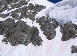 Svizzera: scioglimento ghiacciai, emergono ossa e relitto