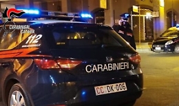 Approfitta della confusione in negozio per arraffare un portafoglio: arrestato un 67enne