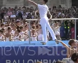 Roberto Bolle maestro di ballo collettivo a Milano per sostenere la danza