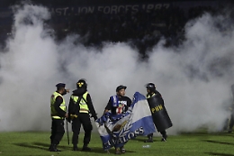 Indonesia: scontri e calca dopo partita di calcio, 174 morti