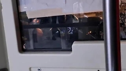 Roma, autista dell'Atac guarda un film mentre guida il bus