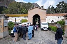 Porta fiori al padre sepolto ai Rotoli ma non sa se la salma è ancora lì