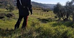 Operaio si lancia da escavatore che sta per ribaltarsi ma batte la testa e muore