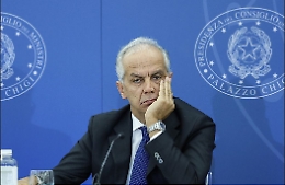 Navi Ong, il pugno duro di Piantedosi: &laquo;Humanity 1 resti in rada a Catania, ma chi non ha diritto non sbarca&raquo;