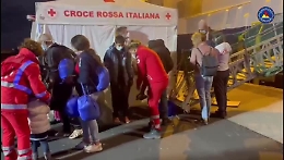 Catania, sbarco dalla Geo Barents: migranti accolti dalla Protezione Civile