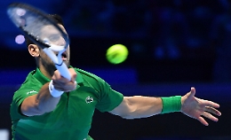 Atp Finals: Djokovic parte con una vittoria, Tsitsipas battuto