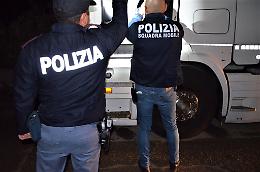 Scafisti salpavano dalla Sicilia per prelevare migranti in Tunisia: «E se le cose vanno male buttateli tutti a mare»