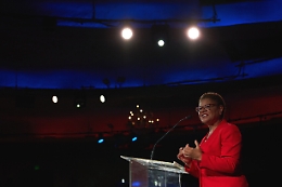 Karen Bass fa la storia: è la prima donna a guidare Los Angeles