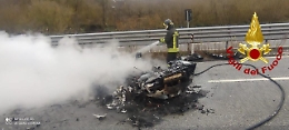 Folle corsa a 300 all'ora con una Lamborghini che poi prende fuoco: video virale