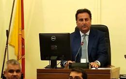 Un cane morto in un sacco davanti la casa del presidente del Consiglio comunale di Sciacca