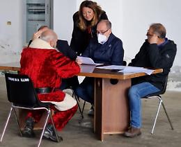 Si presenta al concorso del Comune vestito da Babbo Natale