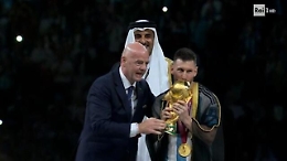 Qatar 2022: Messi da leggenda, il bacio dolcissimo alla coppa del mondo