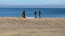 È morto per overdose l'uomo che ieri è stato ritrovato cadavere sulla spiaggia di Agnone