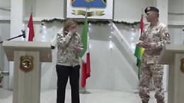 La premier Giorgia Meloni in Iraq si commuove per i regali dei militari italiani
