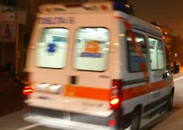 Gli scoppia in mano un petardo trovato sul balcone: ferito