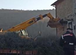 Con una ruspa "attacca" la casa del vicino, lui esce e lo uccide a fucilate