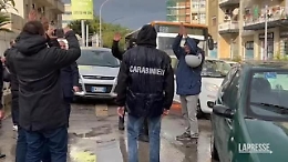 Messina Denaro: l'applauso dei palermitani, un uomo batte il cinque al carabiniere