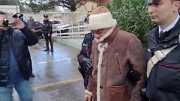 Il momento dell'arresto, Matteo Messina Denaro portato via da due carabinieri