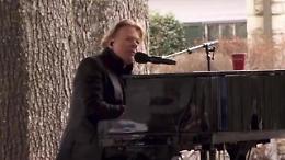 Lisa Marie Presley, ai funerali Axl Rose canta «November rain»
