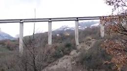 Frana la terra sotto un viadotto in Irpinia: nel video il traffico che continua regolare, «Qui siamo preoccupati»