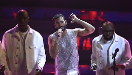 Sanremo, Marco Mengoni vince la serata delle cover