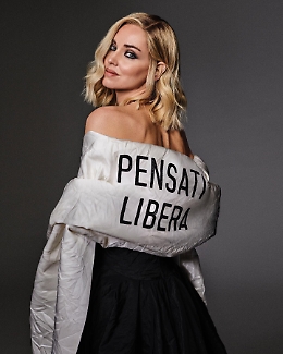 Sanremo, i look di Chiara Ferragni da "Pensati libera" alla collana a forma di utero