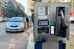 Benzina: prezzo settimanale cala ancora, sotto 1,860 euro