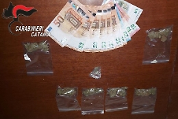 Droga nascosta negli slip e in un muro di cinta a S. G. Galermo: arrestato pusher 26enne