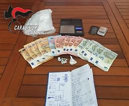 Biancavilla, dalle telecamere vede i carabinieri e getta dosi di droga nel wc