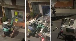 Un bobcat e un furgone, così in 2 minuti hanno portato via l'intero sportello Postamat a Valverde: il video del “colpo”